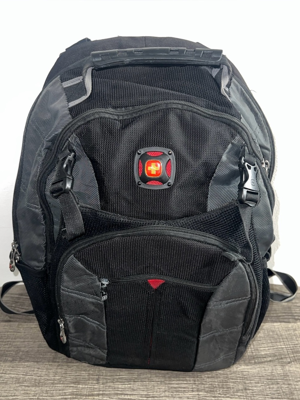 Swiss Gear 16" Sherpa Laptop Backpack with Tablet/ eReader Pocket Black & Gray